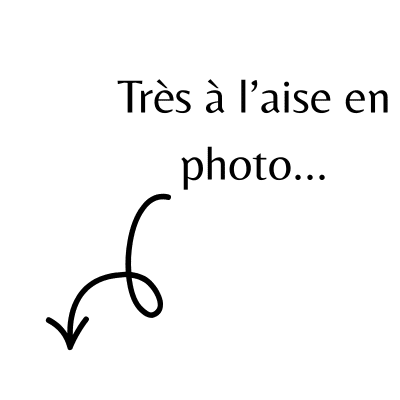 Texte en image "très à l'aise en photo" avec une flèche qui montre la photo de Cécilia